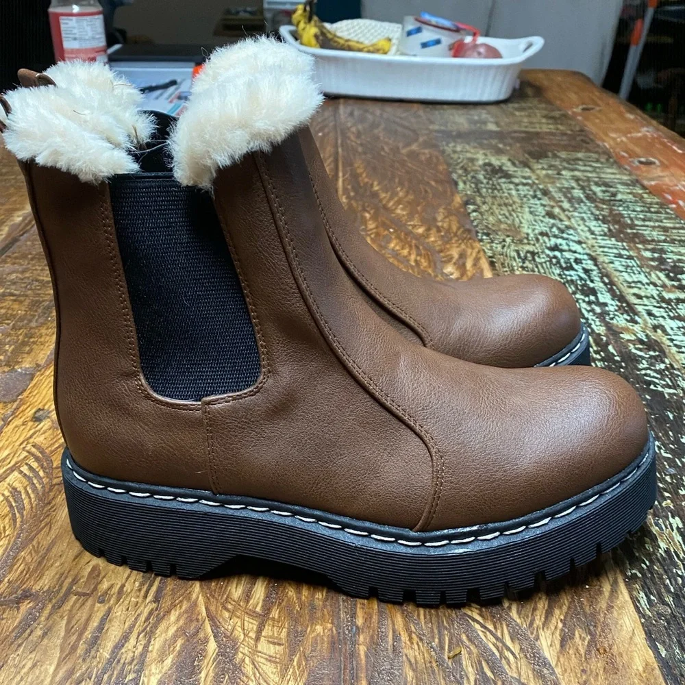 Portland Helena Women’s Tan Brown Faux Leather & Fur Ankle Chelsea Boots Size 8